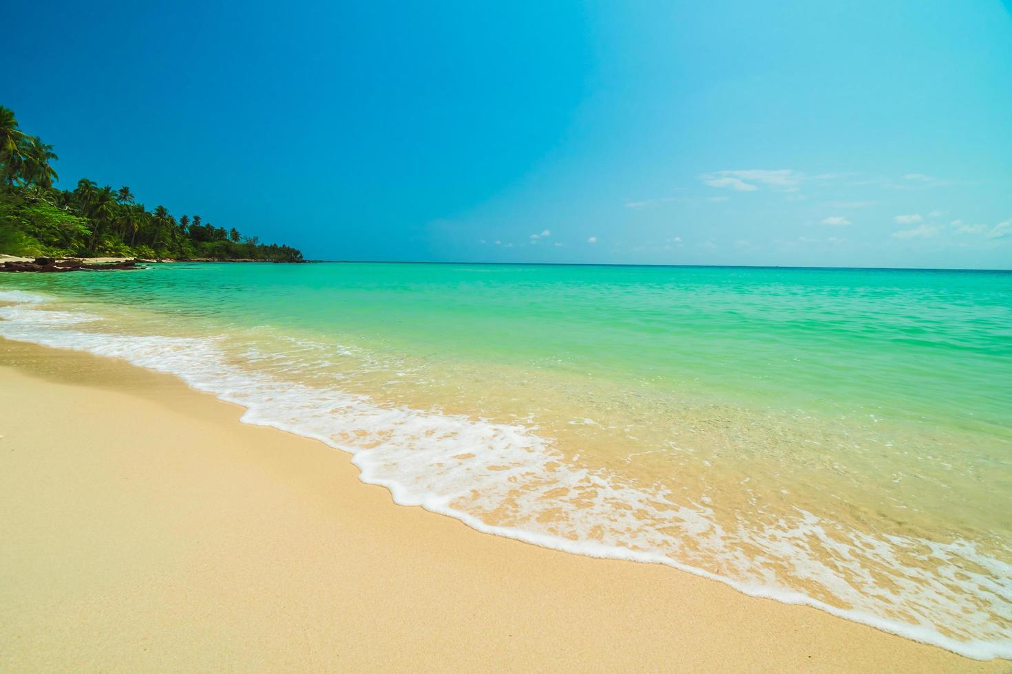 wunderschönes Paradies tropischer Strand und Meer foto