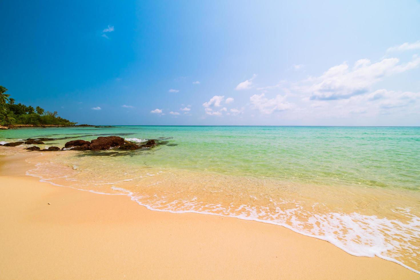 wunderschönes Paradies tropischer Strand und Meer foto