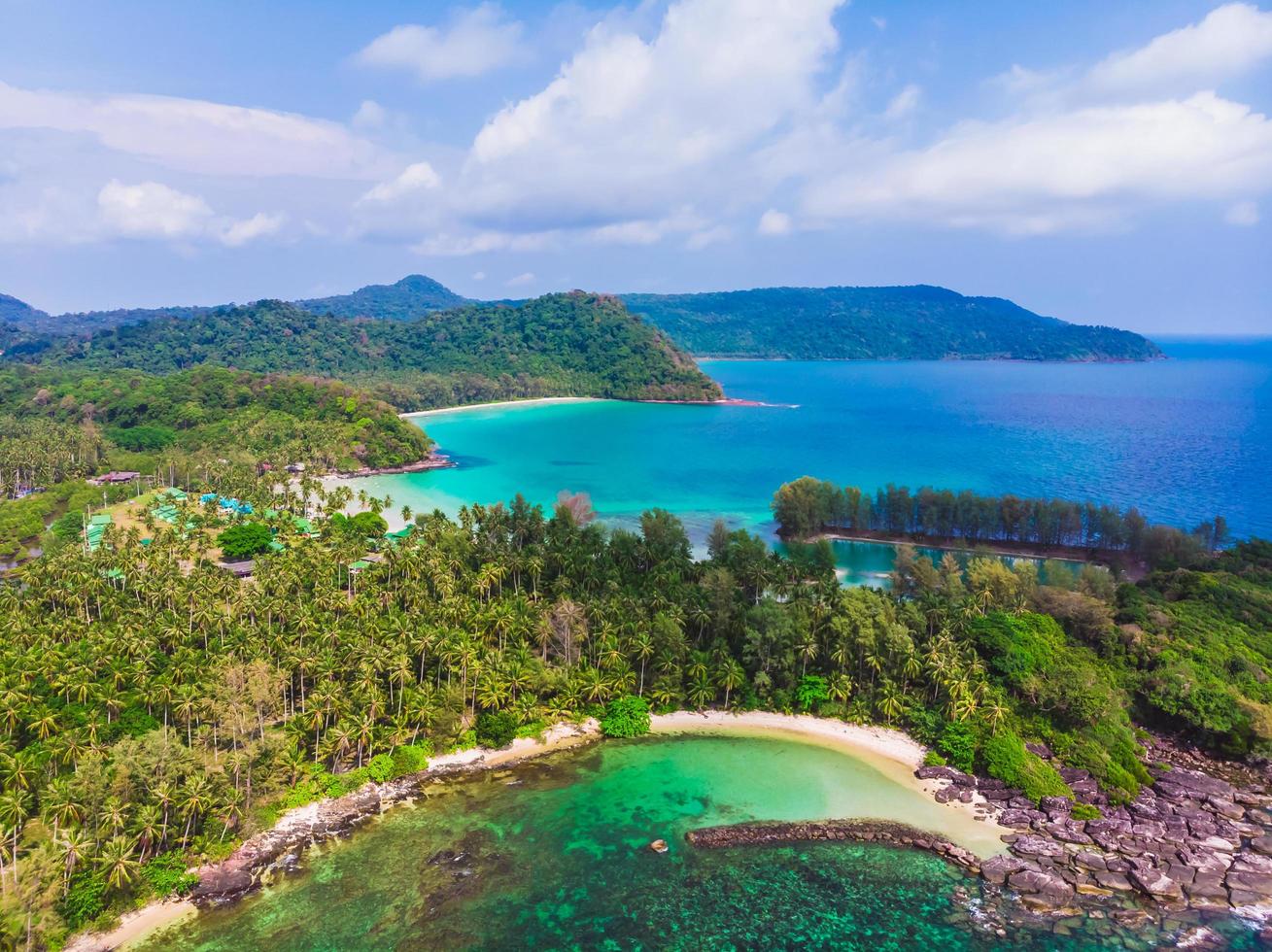 Luftaufnahme des schönen Strandes und des Meeres mit Kokospalme foto