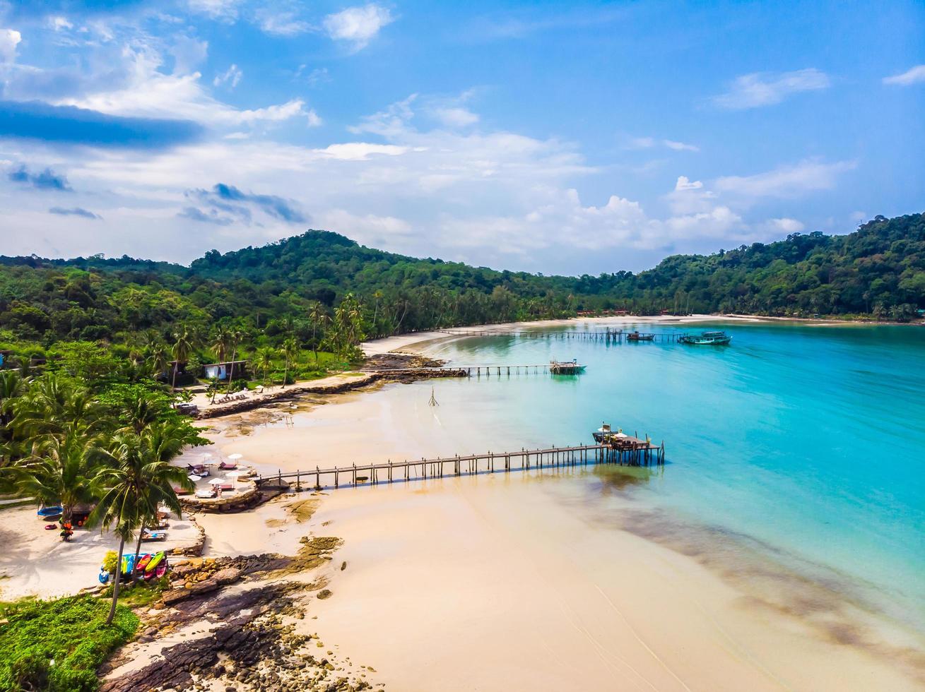 schöne Luftaufnahme von Strand und Meer mit Kokospalme foto