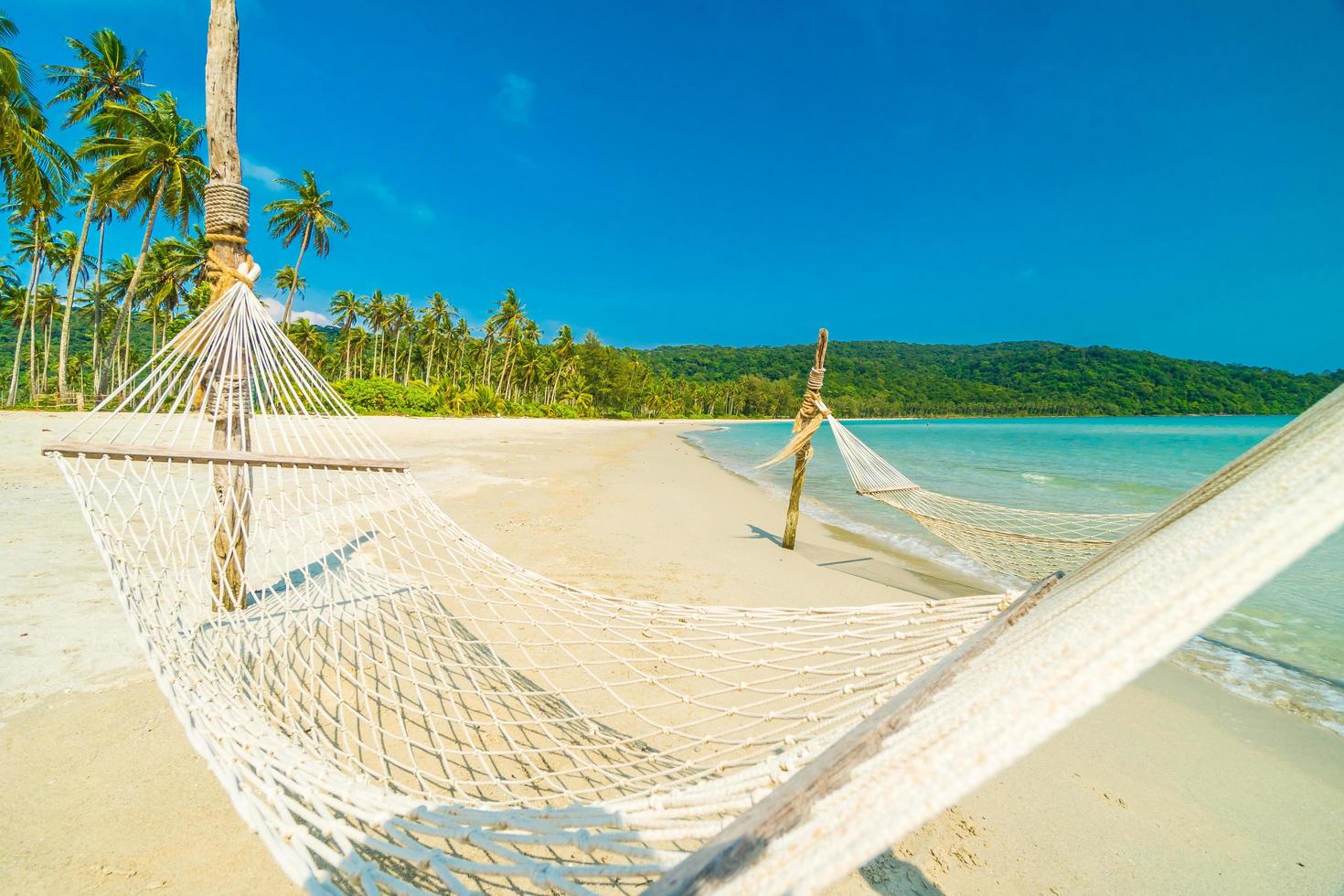 Hängematte am tropischen Strand foto