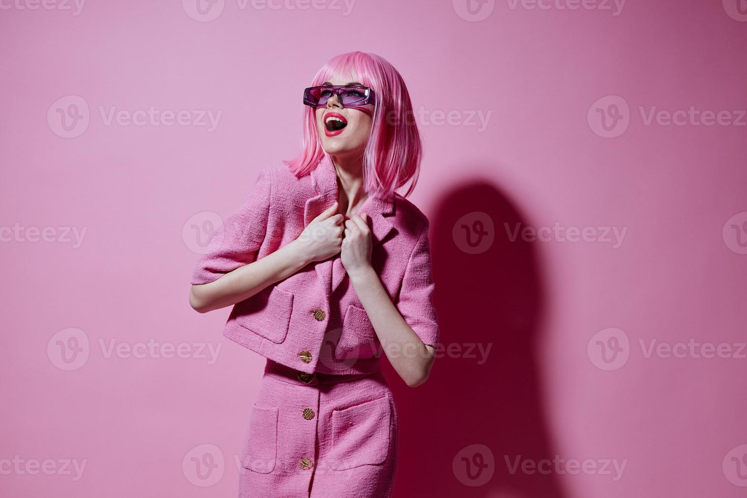 Porträt von ein charmant Dame Gesten mit seine Hände mit ein Rosa Jacke unverändert foto