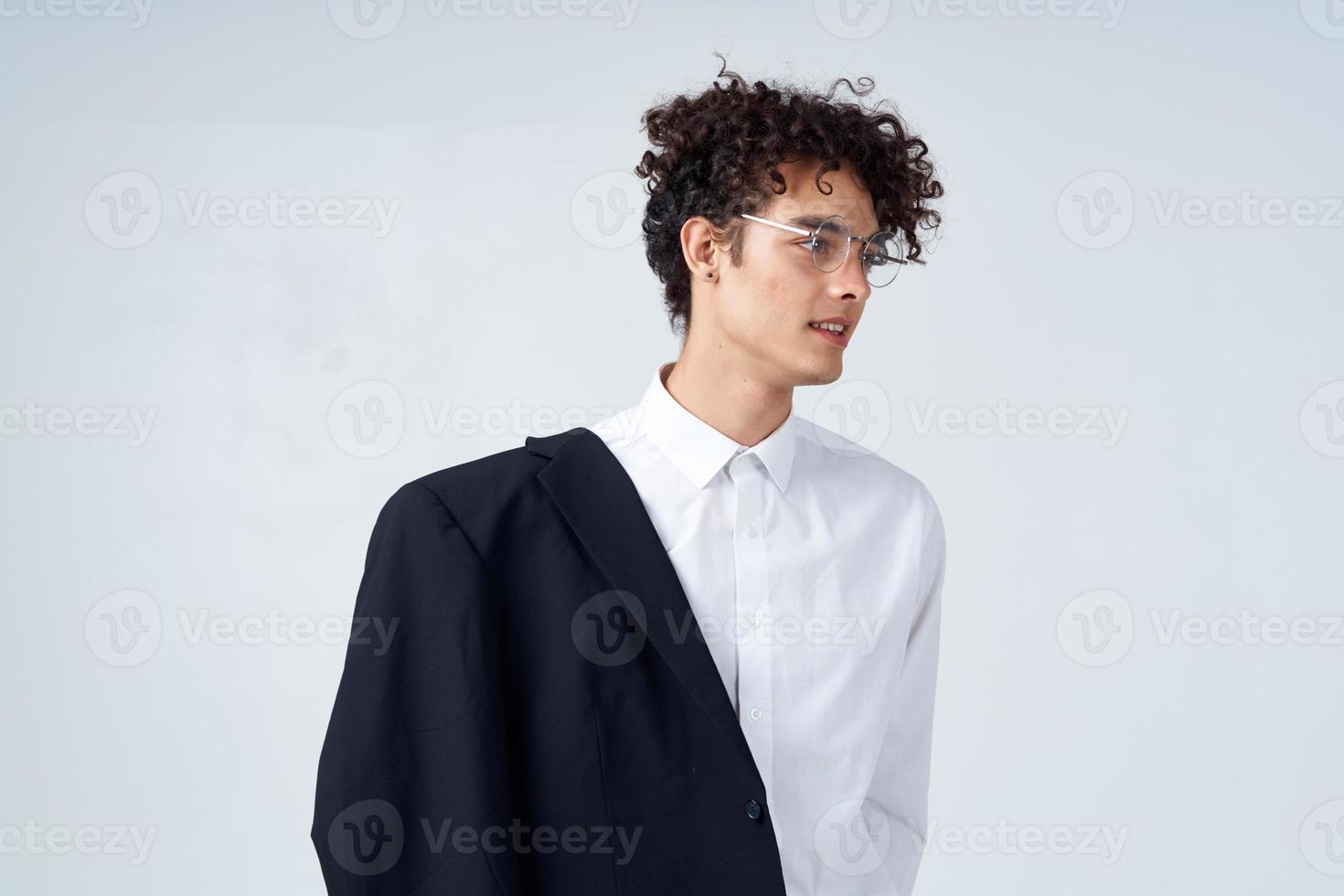 heiter Mann Jacke auf Schulter offiziell Mode Emotionen abgeschnitten Aussicht foto