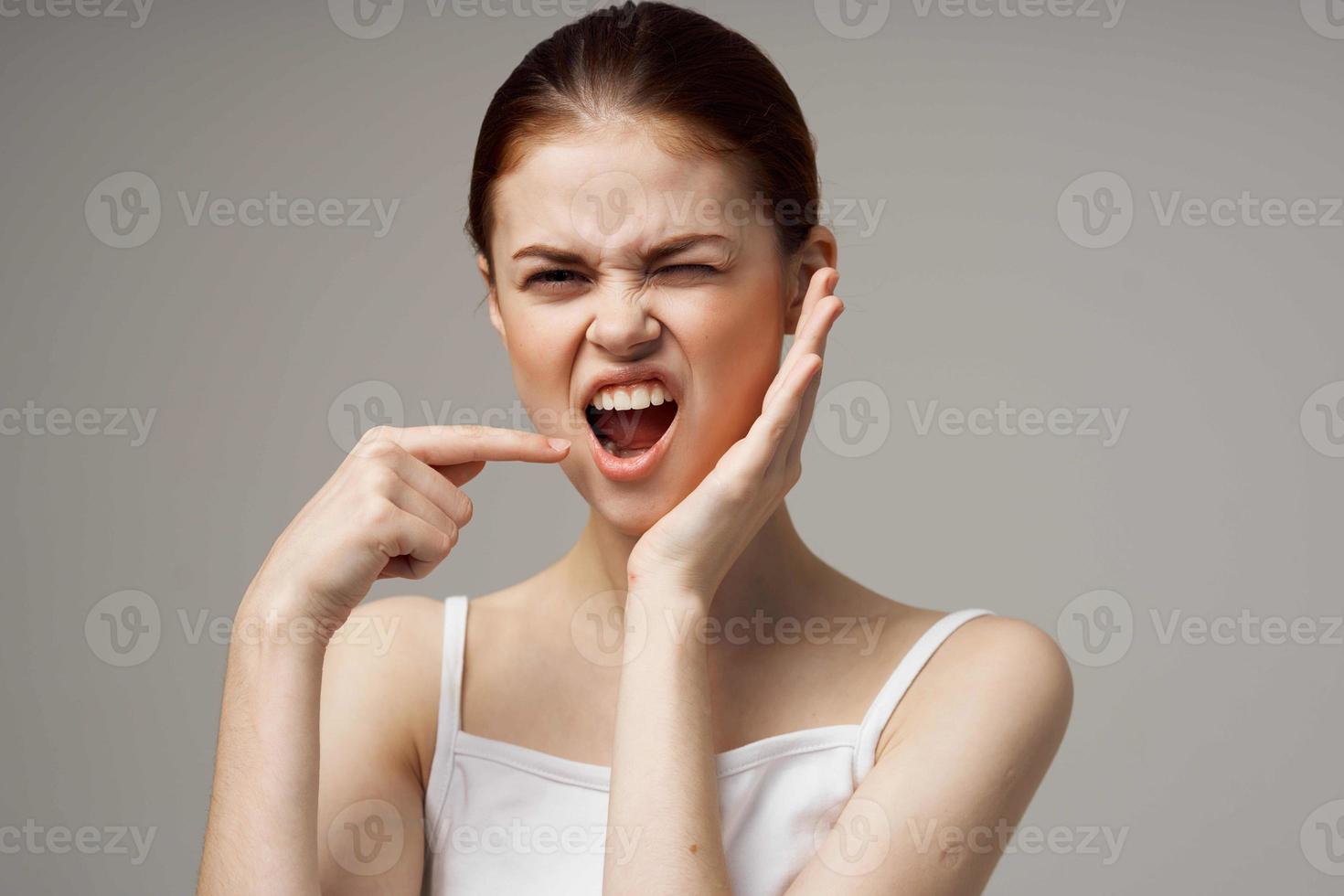 Frau im Weiß T-Shirt Zahnschmerzen Gesundheit Probleme Störung Licht Hintergrund foto