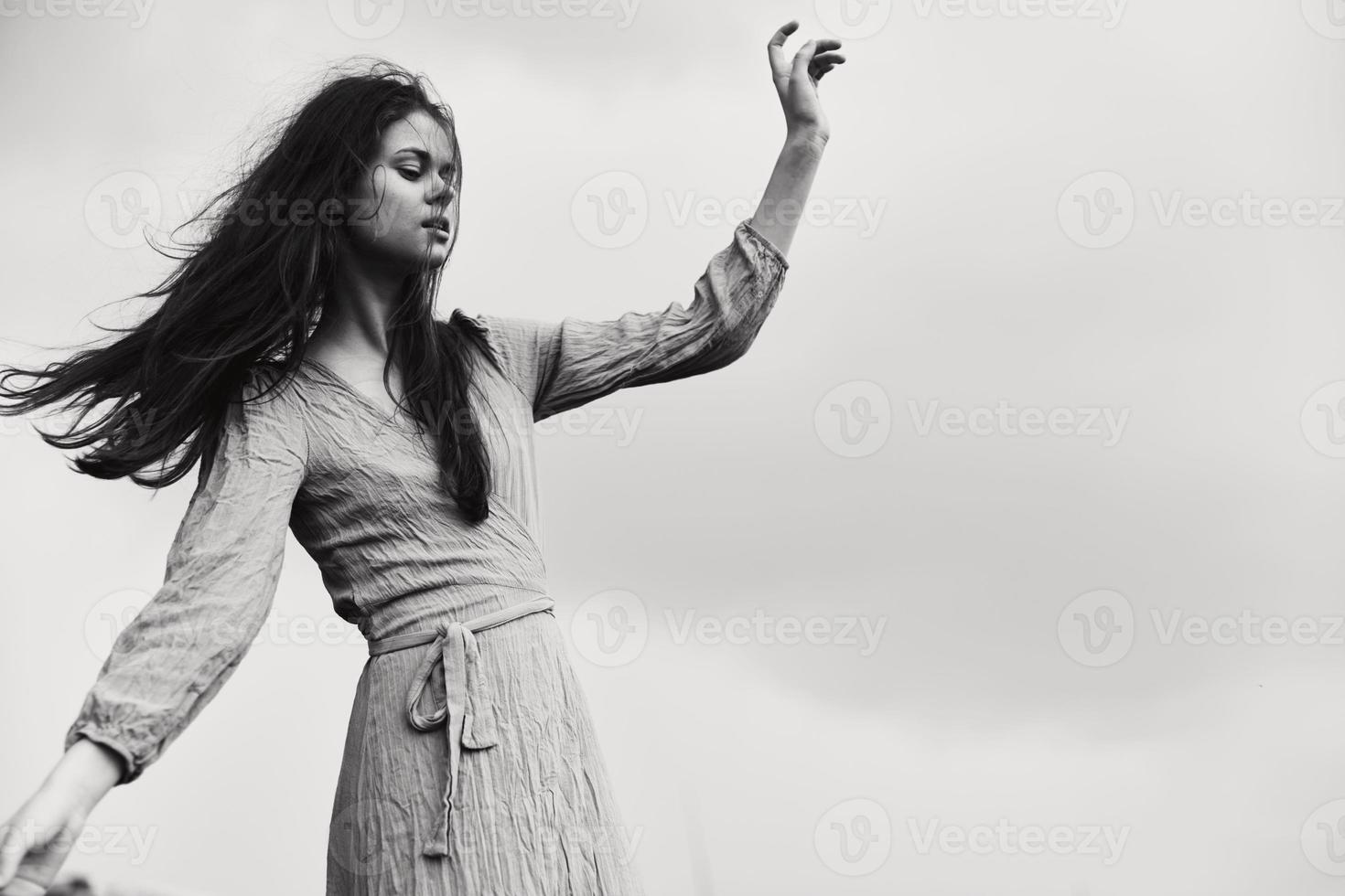 Frau im Kleid gestikulieren mit Hände posieren unverändert foto