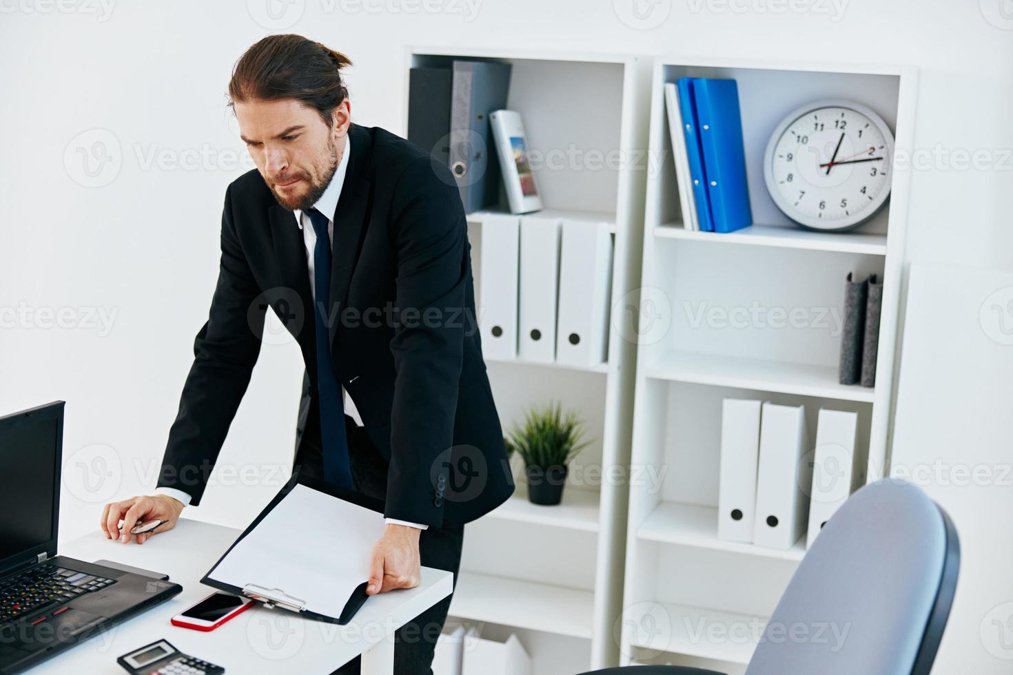 Manager halten ein Telefon Telefon Büro Lebensstil foto