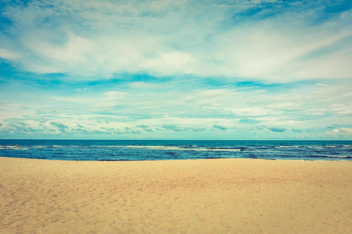 schöner tropischer Strand und Meer foto