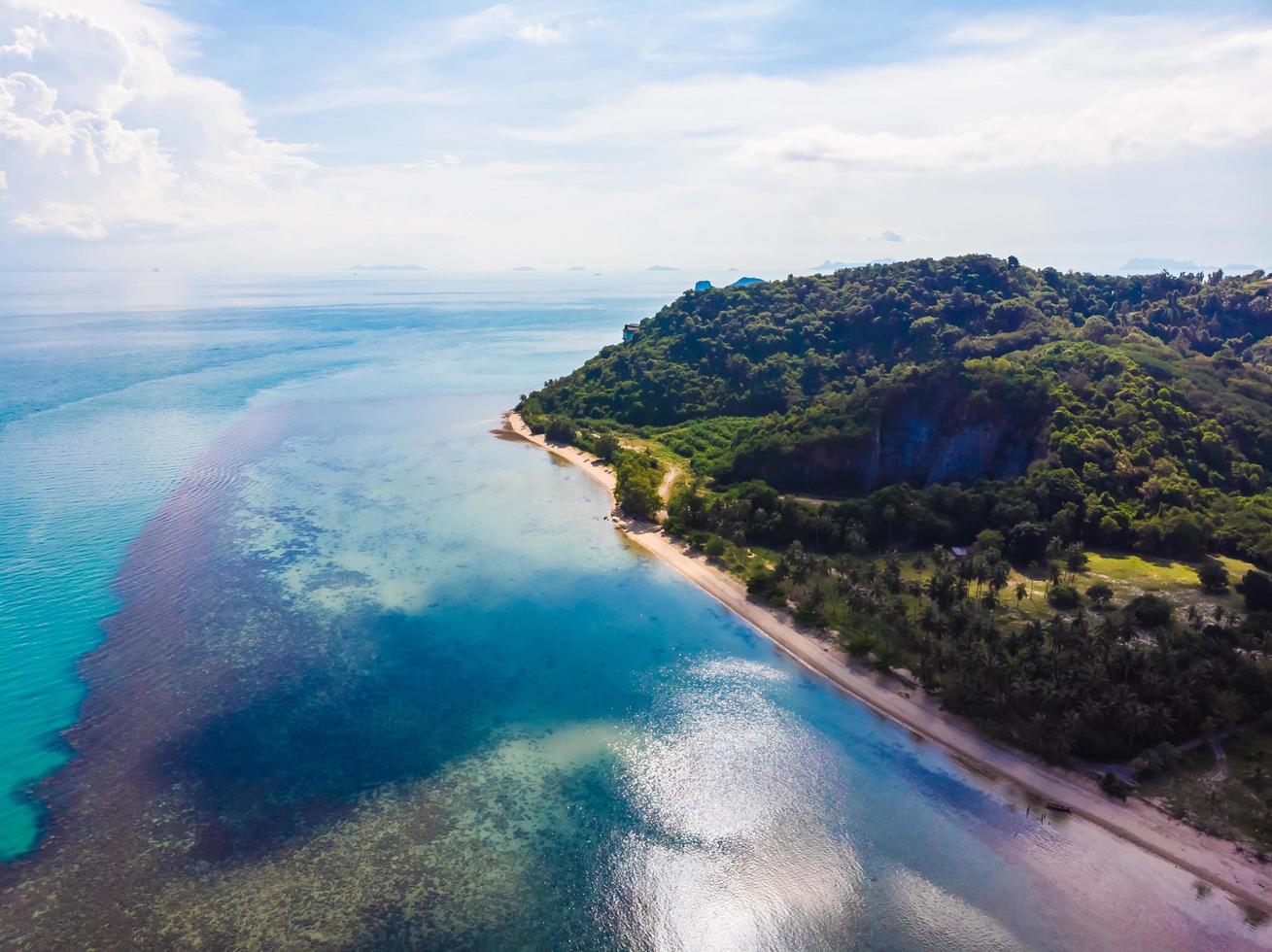 Luftaufnahme des Meeres auf der Insel Koh Samui, Thailand foto