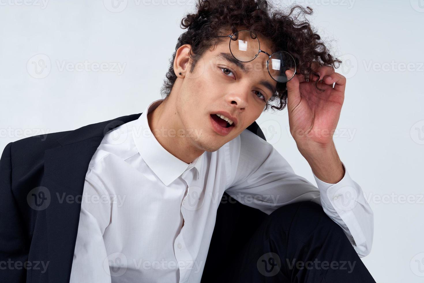 lockig Kerl klassisch passen Brille abgeschnitten Aussicht Licht Hintergrund Porträt Teen Schüler foto