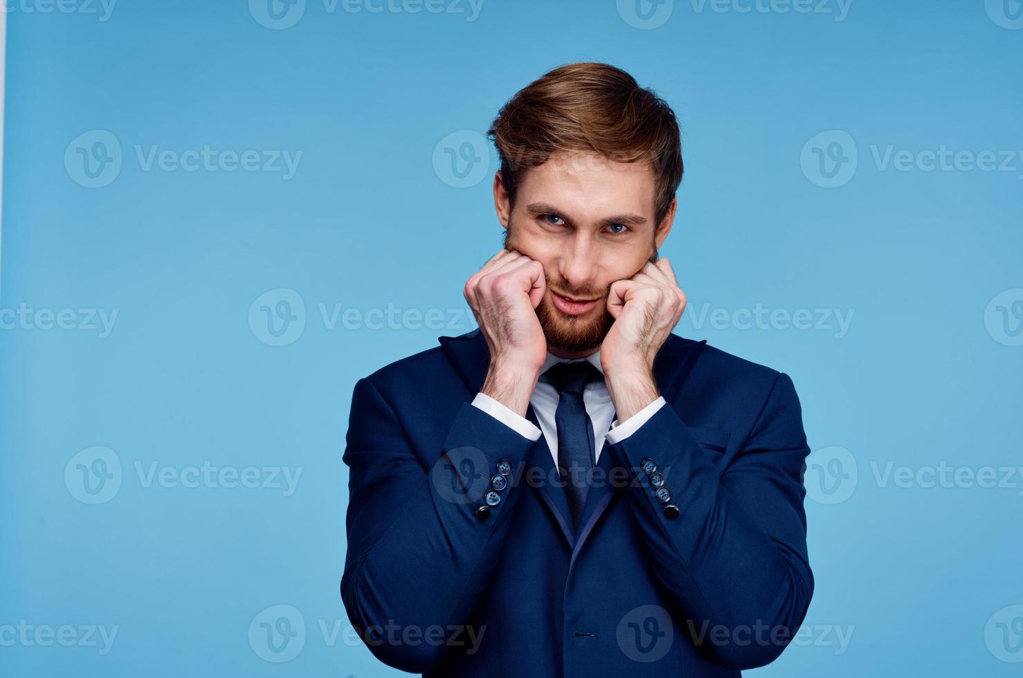 Geschäft Mann im passen abgeschnitten Aussicht Blau Hintergrund Nahansicht foto