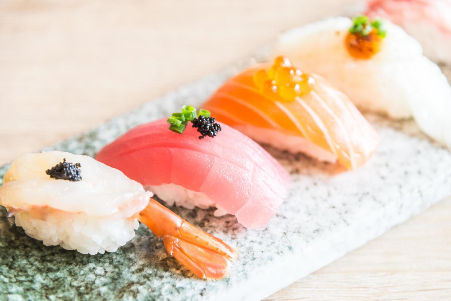 Selektiver Fokuspunkt auf Sushi-Rolle foto