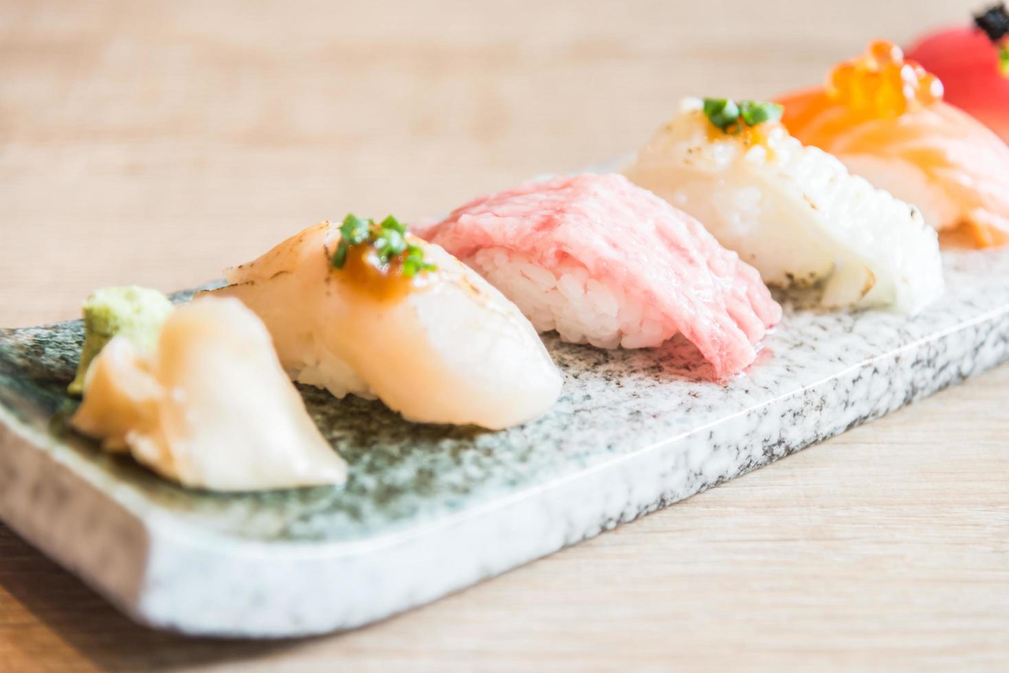 Selektiver Fokuspunkt auf Sushi-Rolle foto