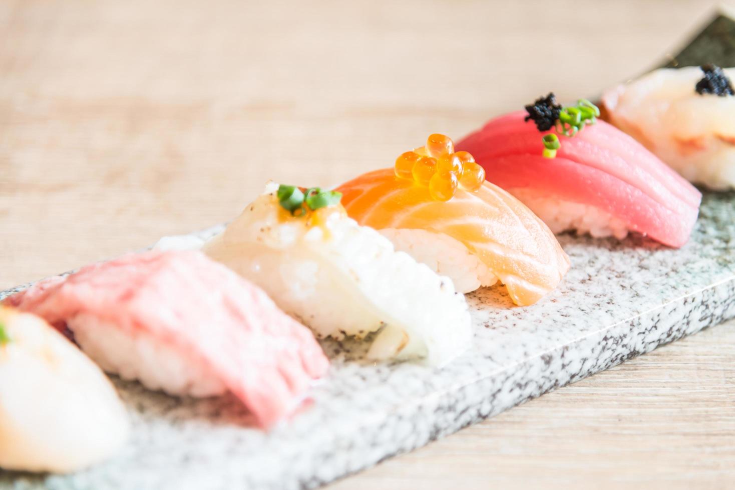 Selektiver Fokuspunkt auf Sushi-Rolle foto