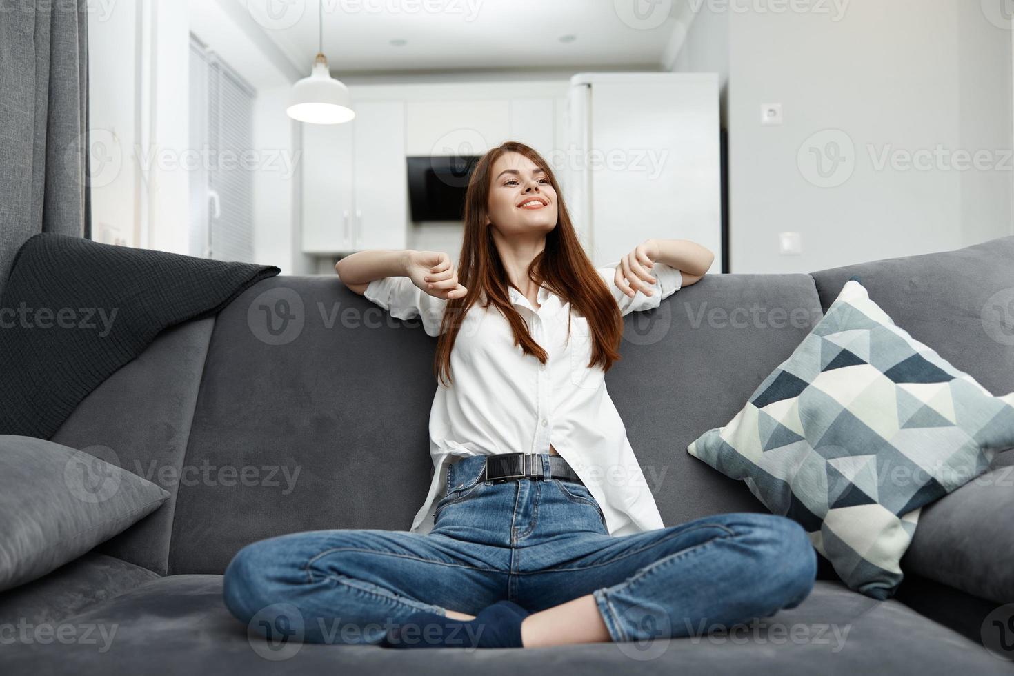 Frau Sitzung auf das Couch Wohnung Freizeit Komfort Innere foto