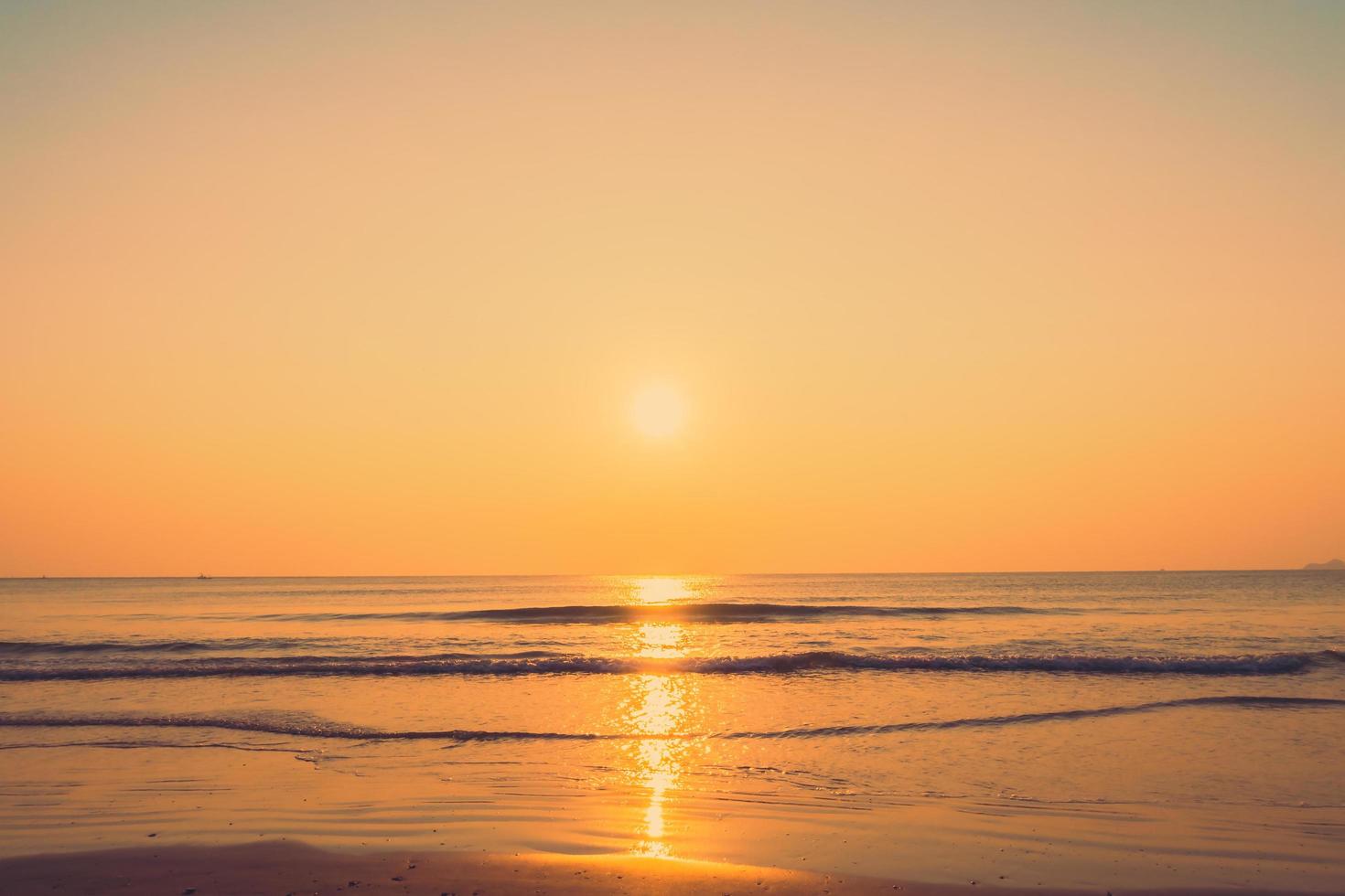 schöner Sonnenaufgang am Strand foto