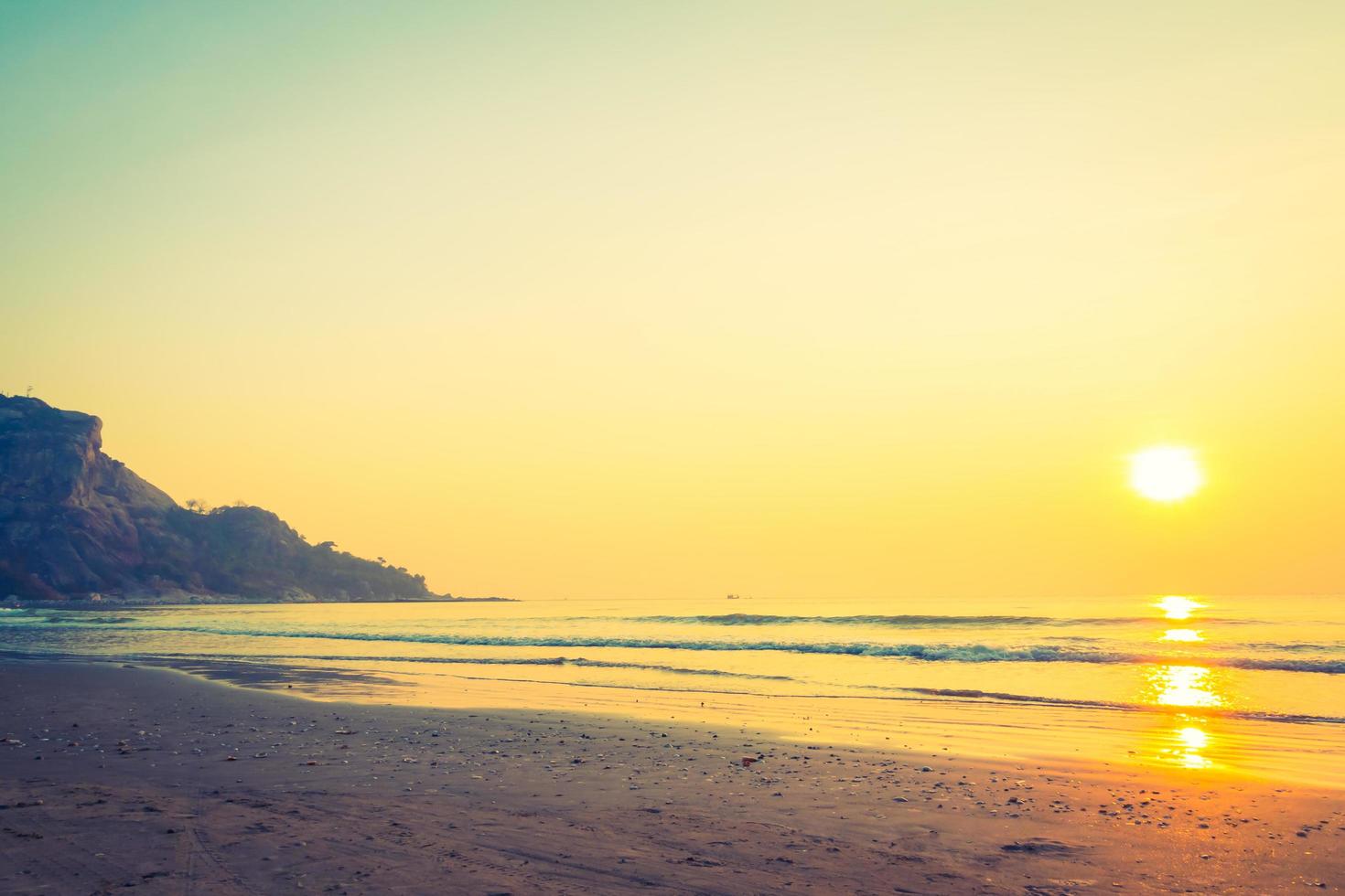 schöner Sonnenaufgang am Strand foto