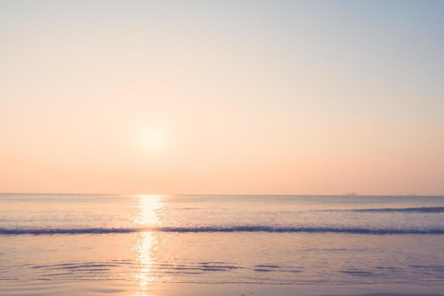 schöner Sonnenaufgang am Strand foto