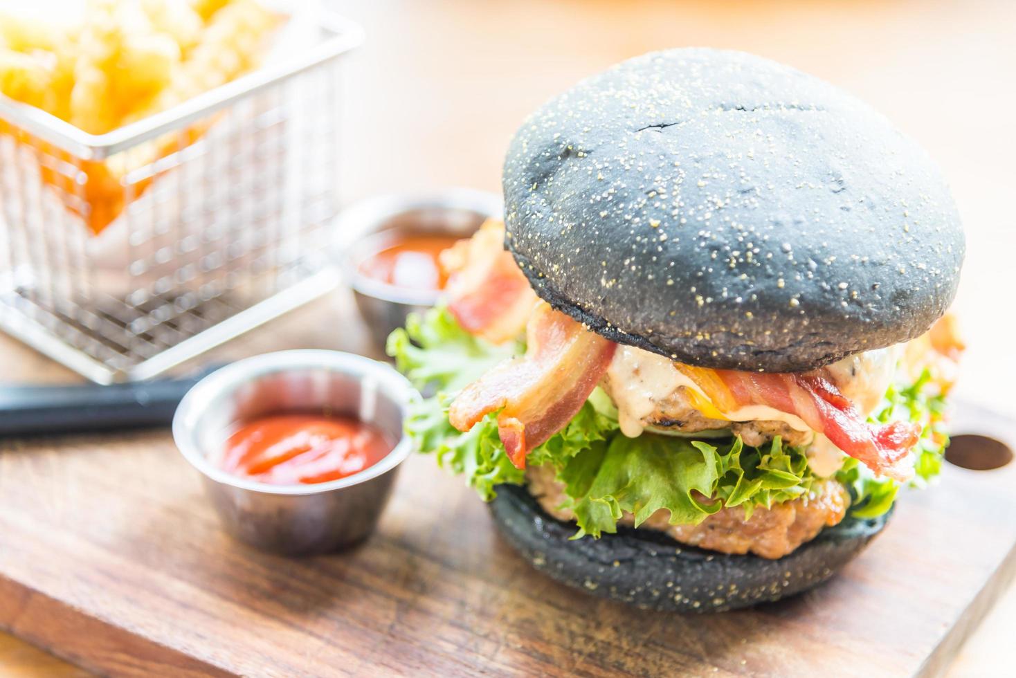 Hamburger mit Schwarzbrot foto