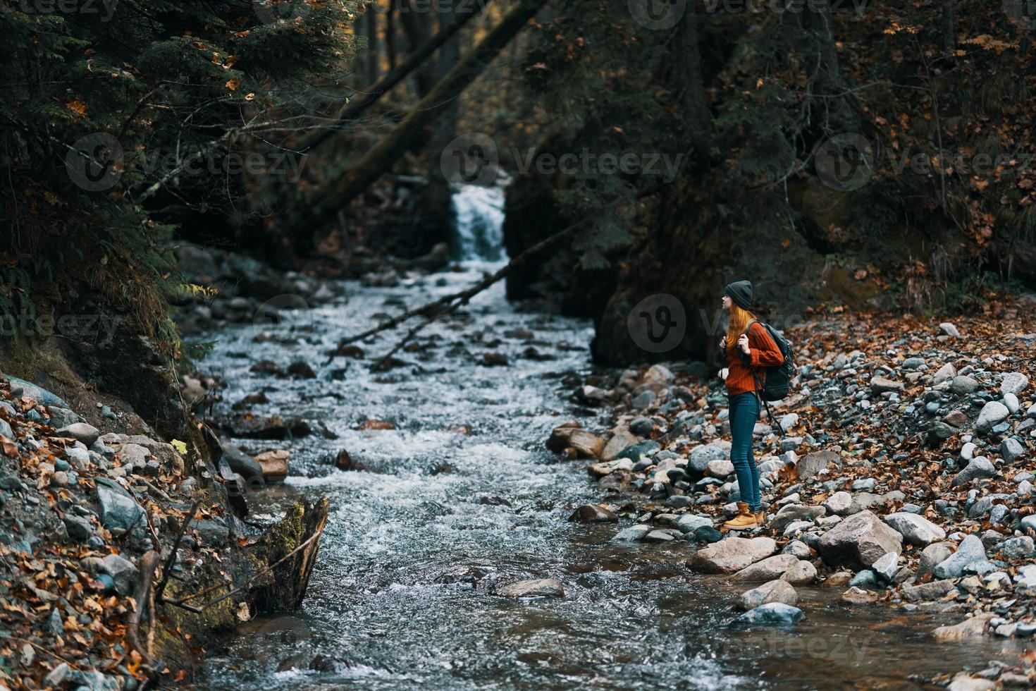 Herbst Fluss im das Berge auf Natur im das Wald und Reise Modell- Tourismus foto