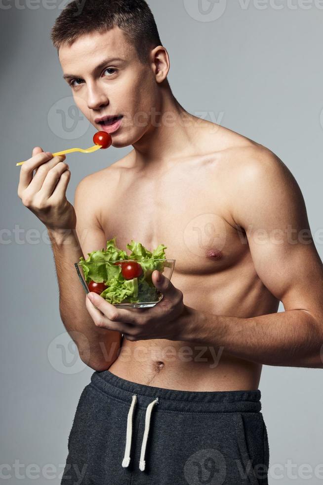 sportlich Mann Essen Salat Essen Energie trainieren Lebensstil isoliert Hintergrund foto