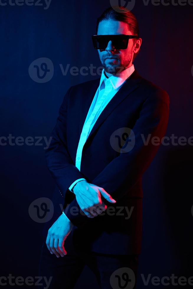 gut aussehend Mann modern Stil passen Mode Sonnenbrille Neon- Licht foto