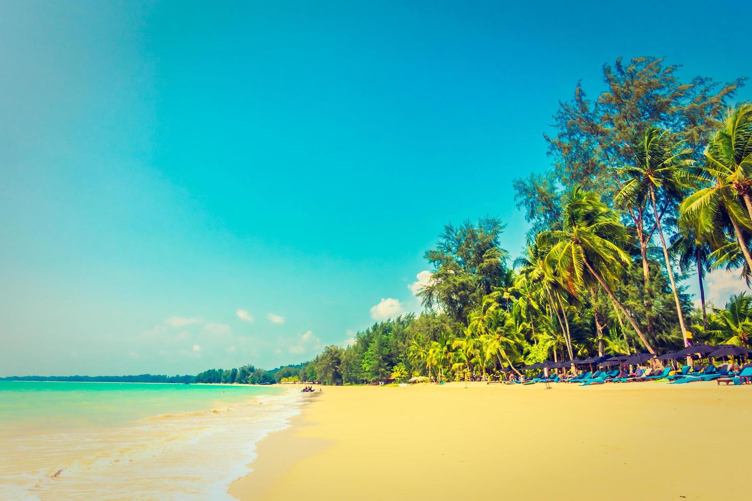 schöner tropischer Strand und Meer foto