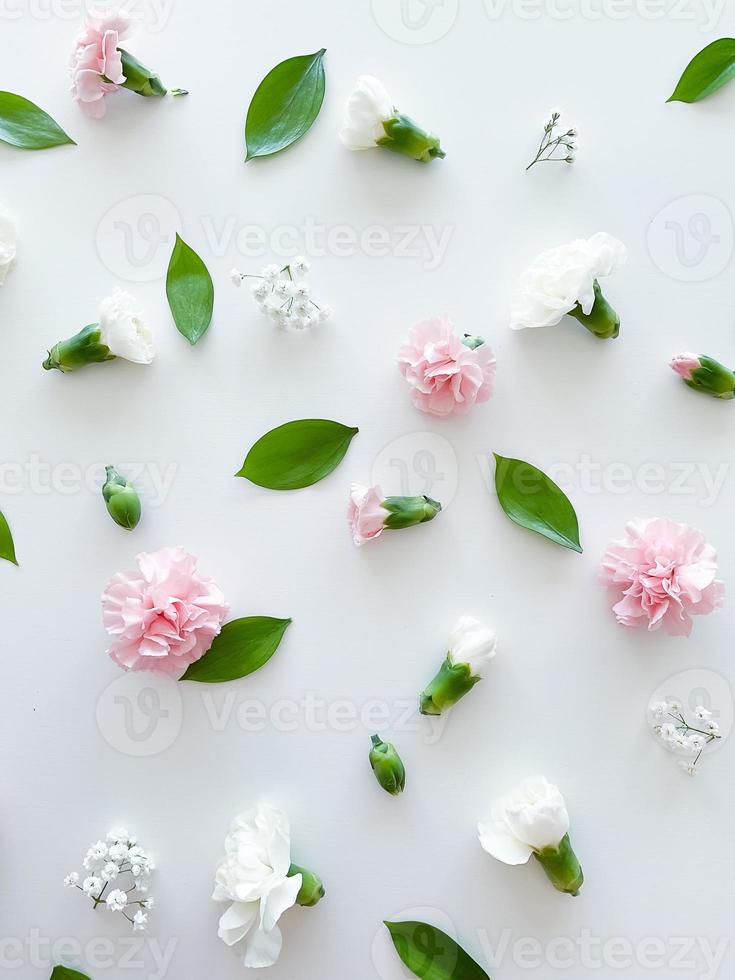 Blumen- Muster von Rosa und Weiß Nelken, Grün Blätter foto