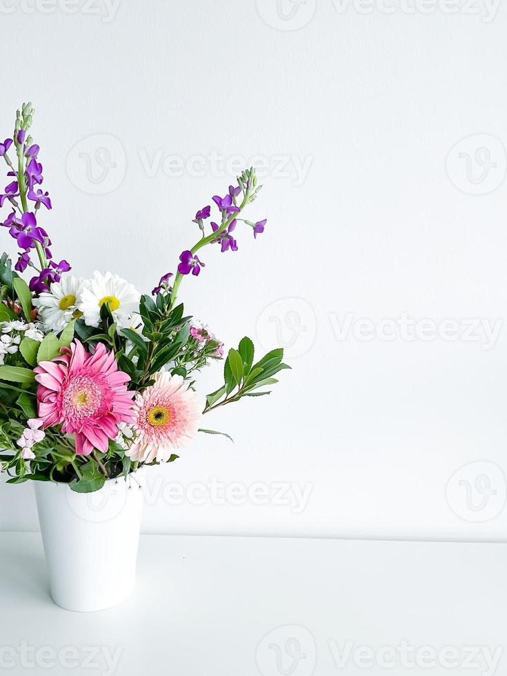 Strauß Blumen im Weiß Vase. Nelke. Tageslicht foto