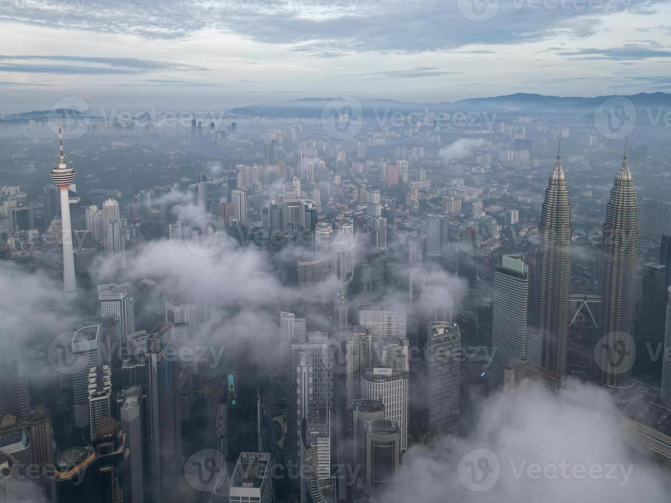 Morgen nebelig Tag beim bukit bintang Wolkenkratzer foto