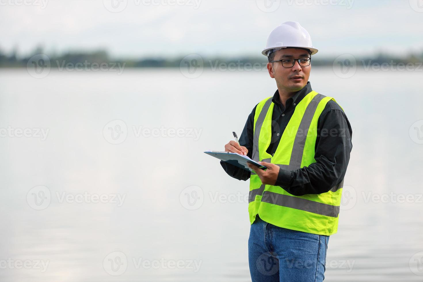 Umwelt Ingenieure Arbeit beim Wasser Quelle zu prüfen zum Verunreinigungen im Wasser Quellen und Analysieren Wasser Prüfung Ergebnisse zum wiederverwenden.welt Umgebung Tag Konzept. foto