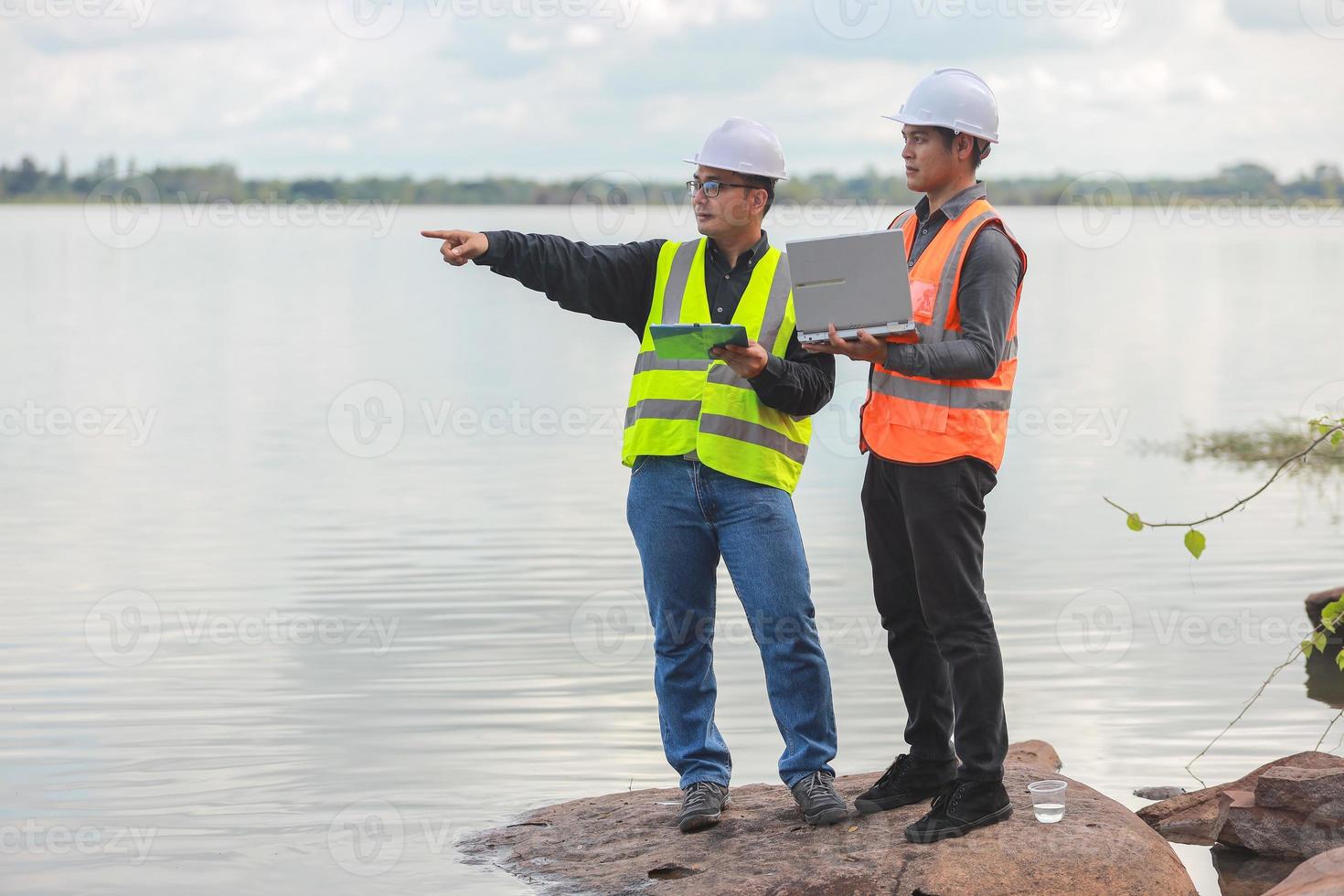 Umwelt Ingenieure Arbeit beim Wasser Quelle zu prüfen zum Verunreinigungen im Wasser Quellen und Analysieren Wasser Prüfung Ergebnisse zum wiederverwenden.welt Umgebung Tag Konzept. foto