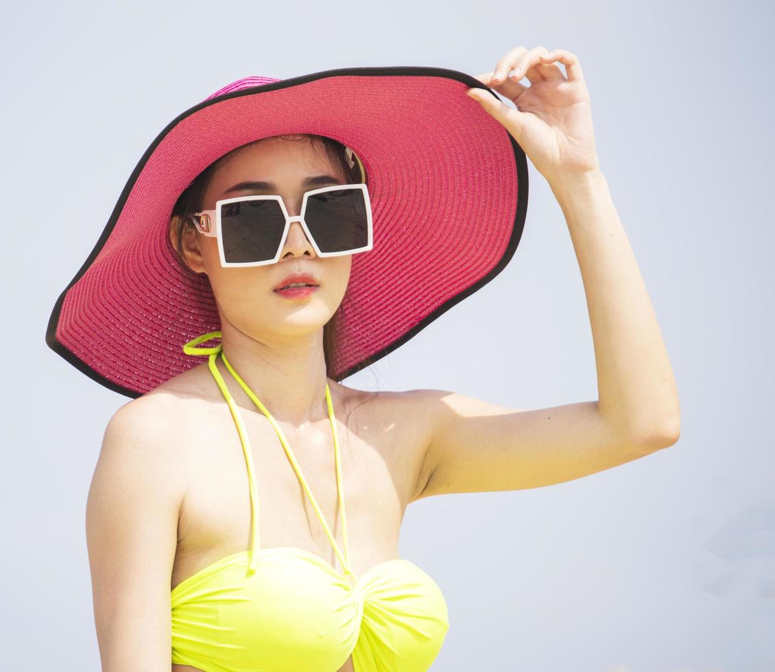 asiatische Frau entspannt sich in den Sommerferien am Strand foto