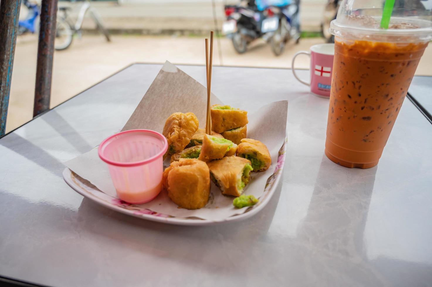 schließen oben berühmt ausgestopft Chinesisch Krapfen mit thailändisch Pandan Pudding Stall beim Chiangkhan loei Stadt thailand.chiang Khan ist ein alt Stadt, Dorf und ein sehr Beliebt Ziel zum thailändisch Touristen foto