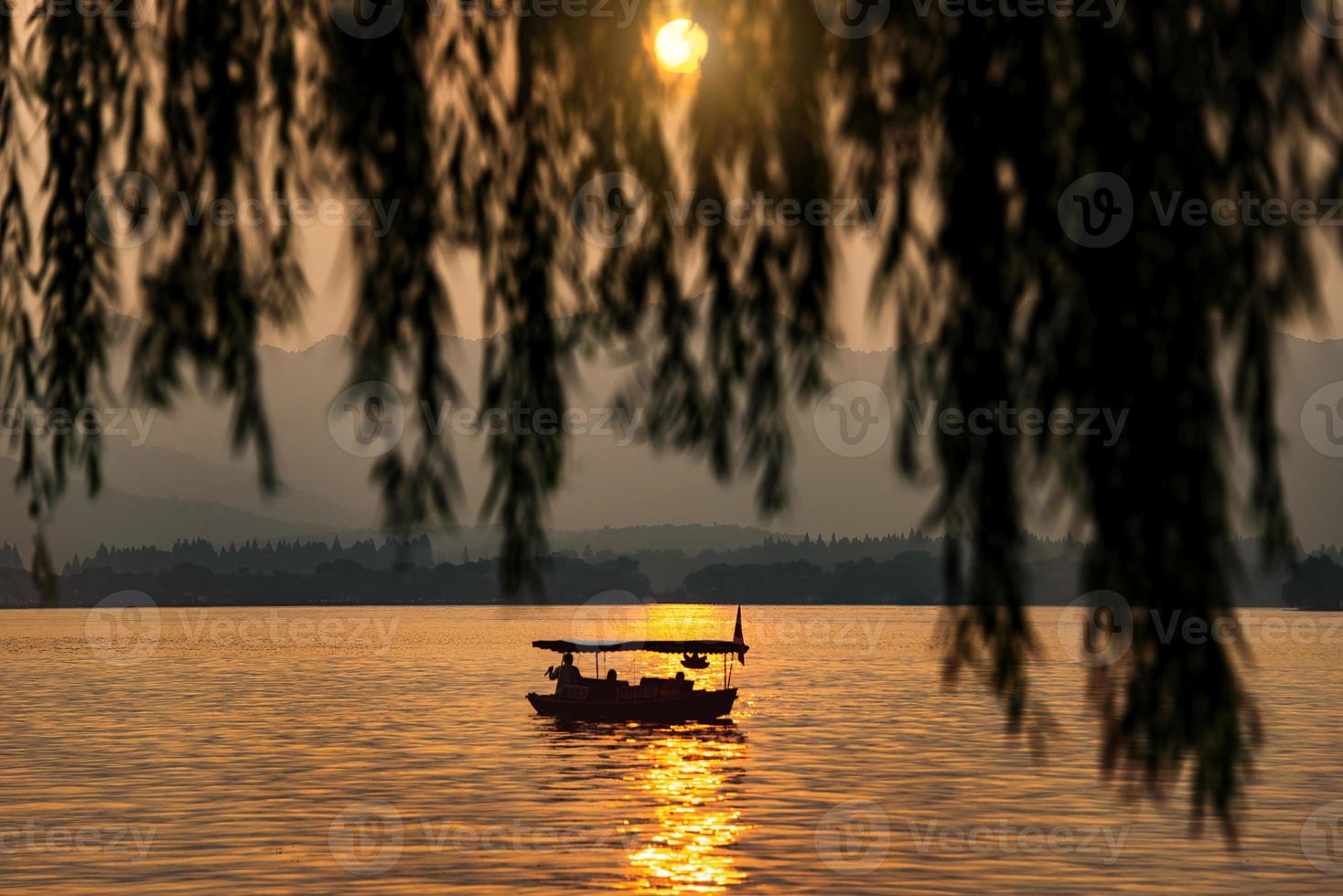 schön Hangzhou im Sonnenuntergang, uralt Pavillon Silhouette auf das Westen See, Porzellan - - Boot Fokus foto