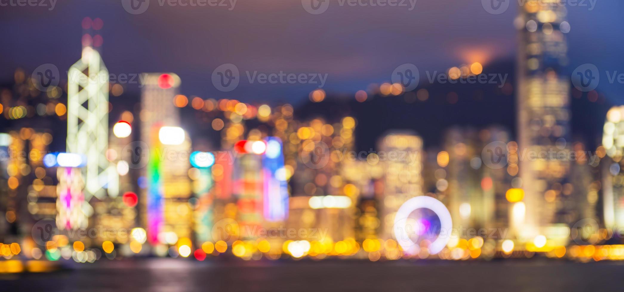 verschwommen und Bokeh og groß Stadt im Nacht Zeit. foto