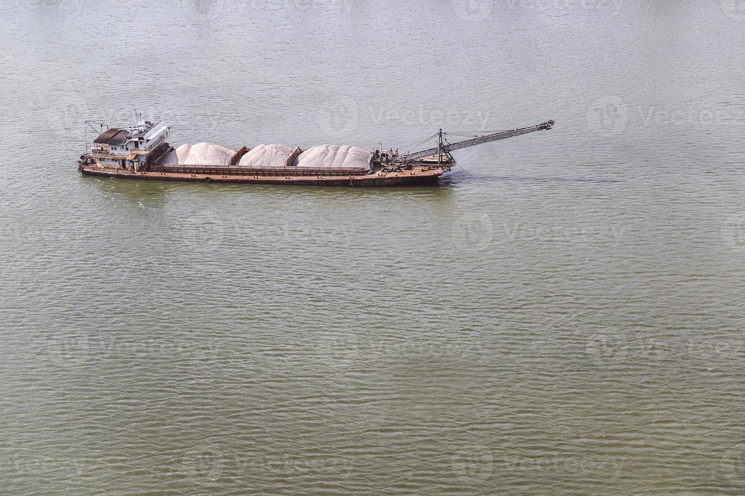 Träger Schiff, Wird geladen Felsen und Sand foto