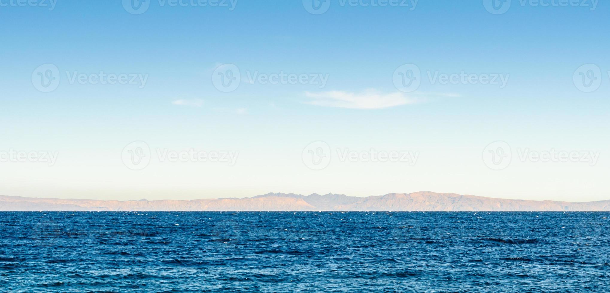 Wasser mit Bergen im Hintergrund foto