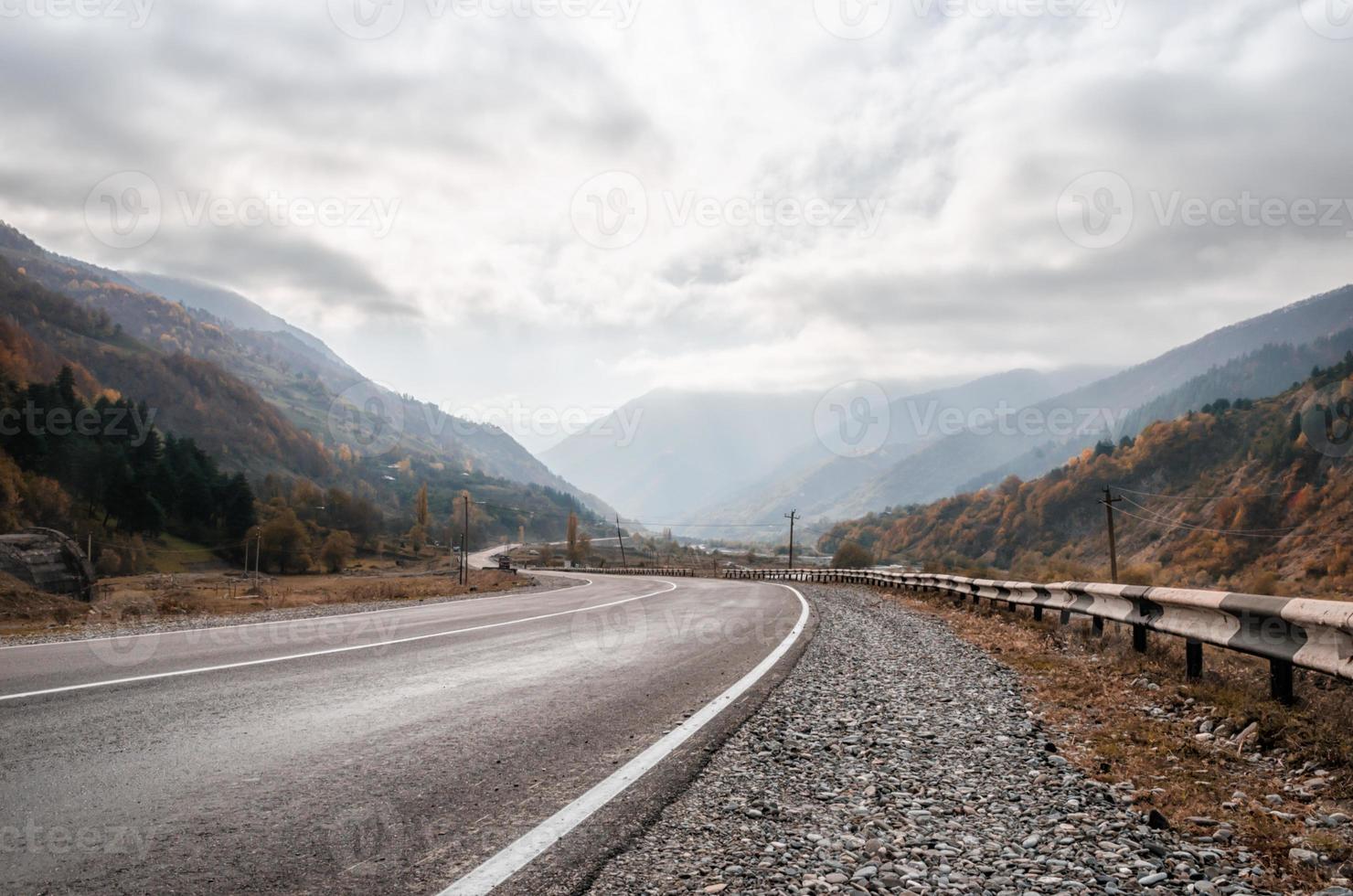 Bergstraße und Himmel mit Wolken foto