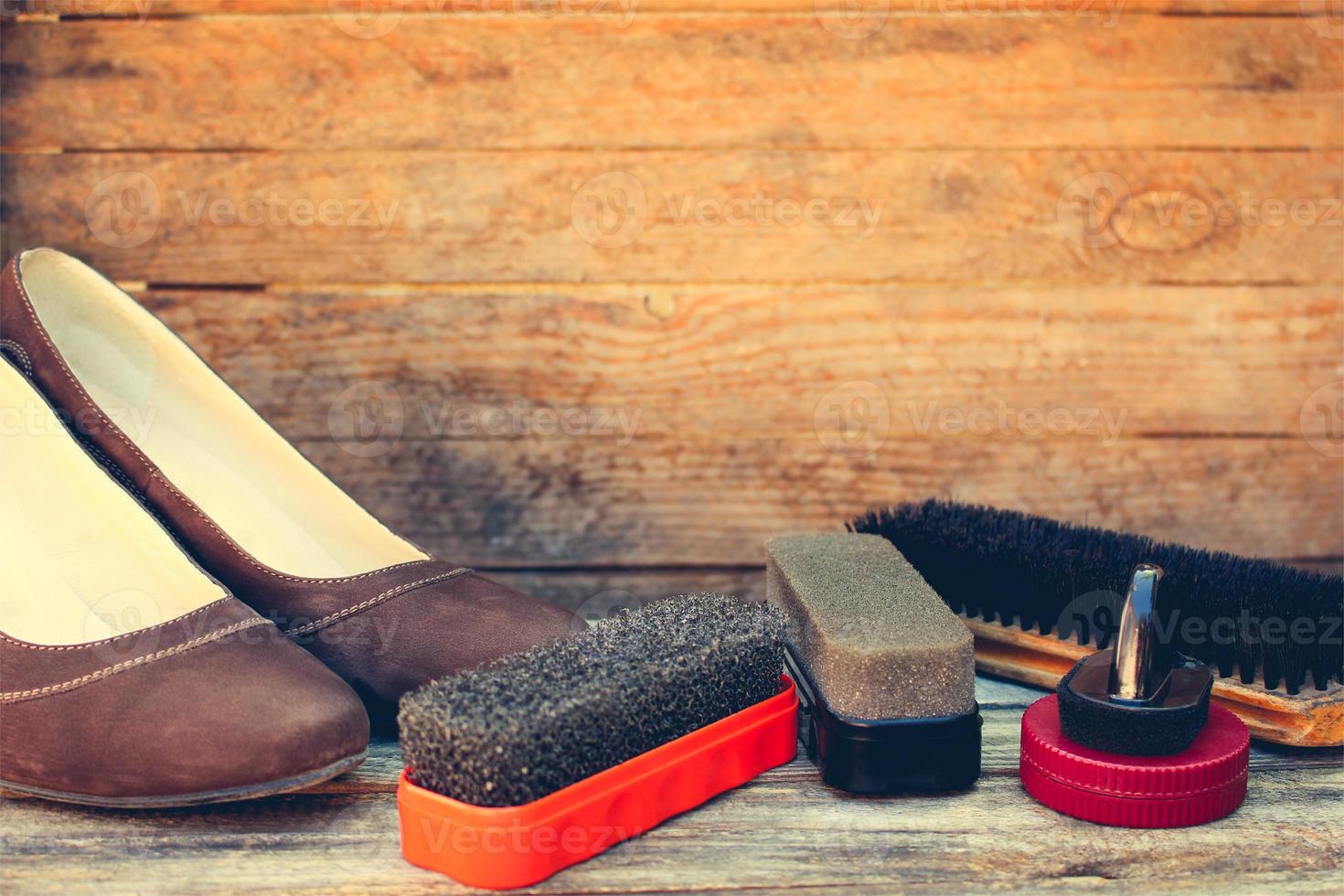 Damen Schuhe und Pflege Produkte zum Schuhwerk auf hölzern Hintergrund. foto