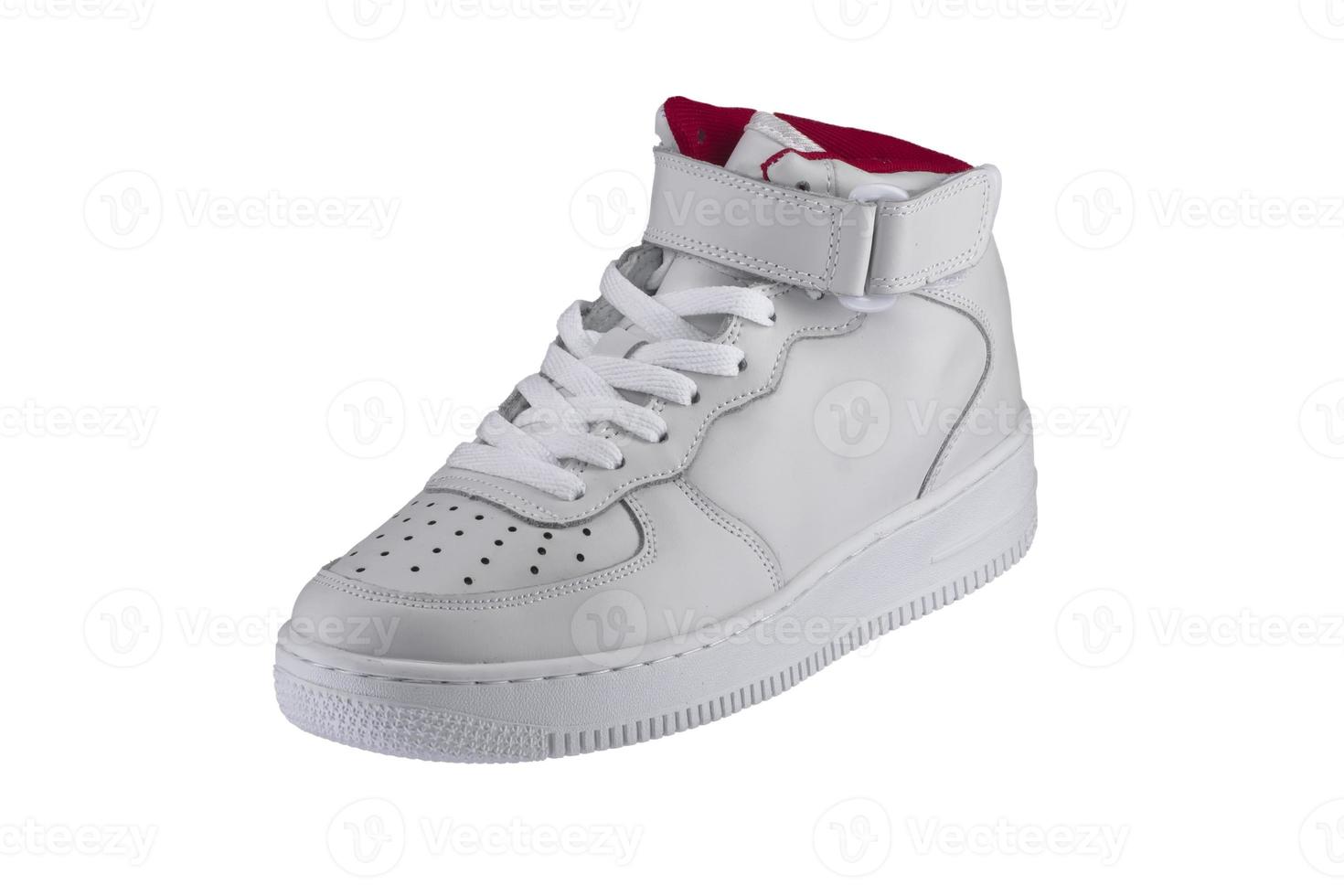 Sport Schuhe. Weiß Sneaker mit rot Akzente auf ein Weiß Hintergrund. foto