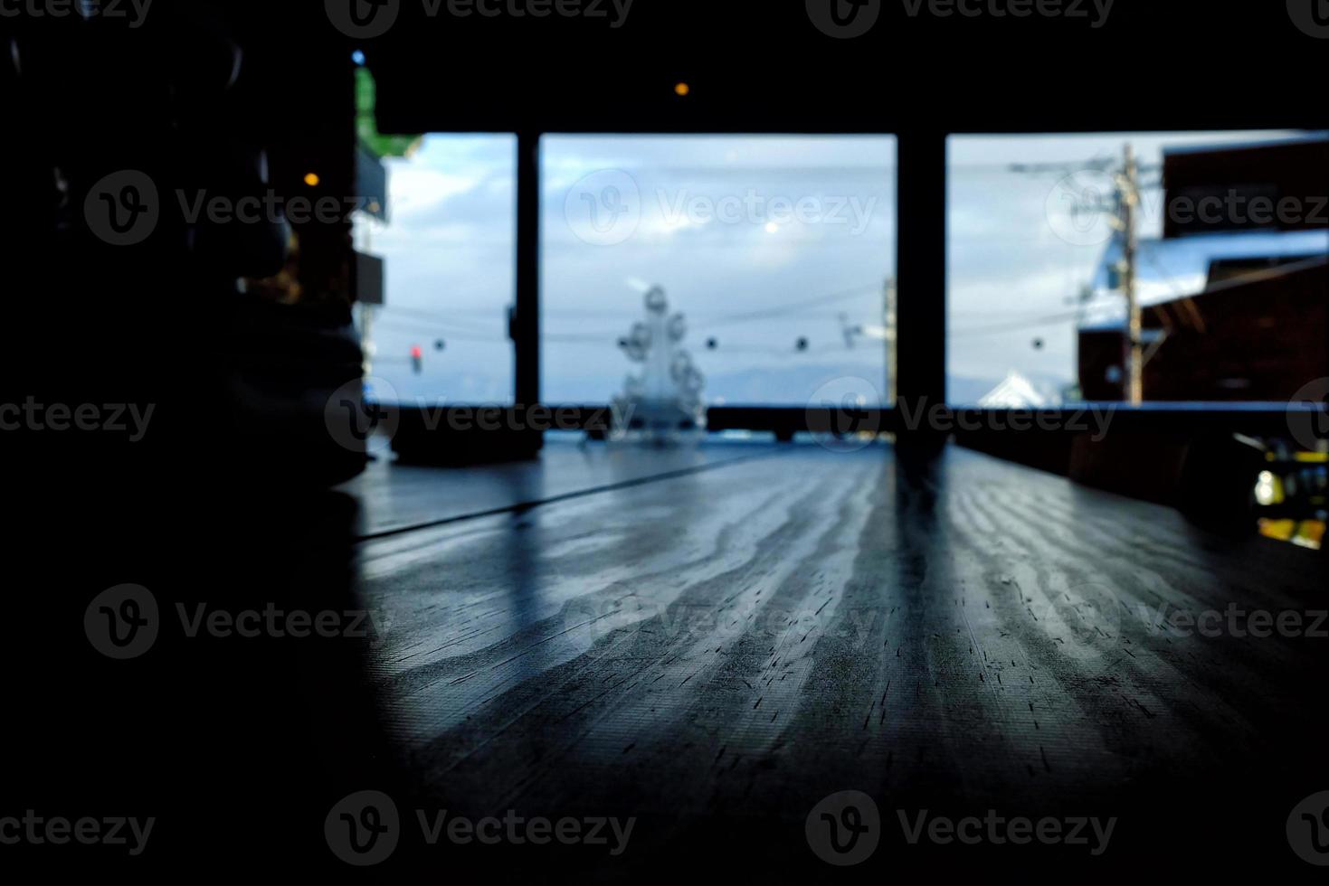 schließen oben Oberfläche von hölzern Tabelle im Cafe mit Bokeh Hintergrund. foto