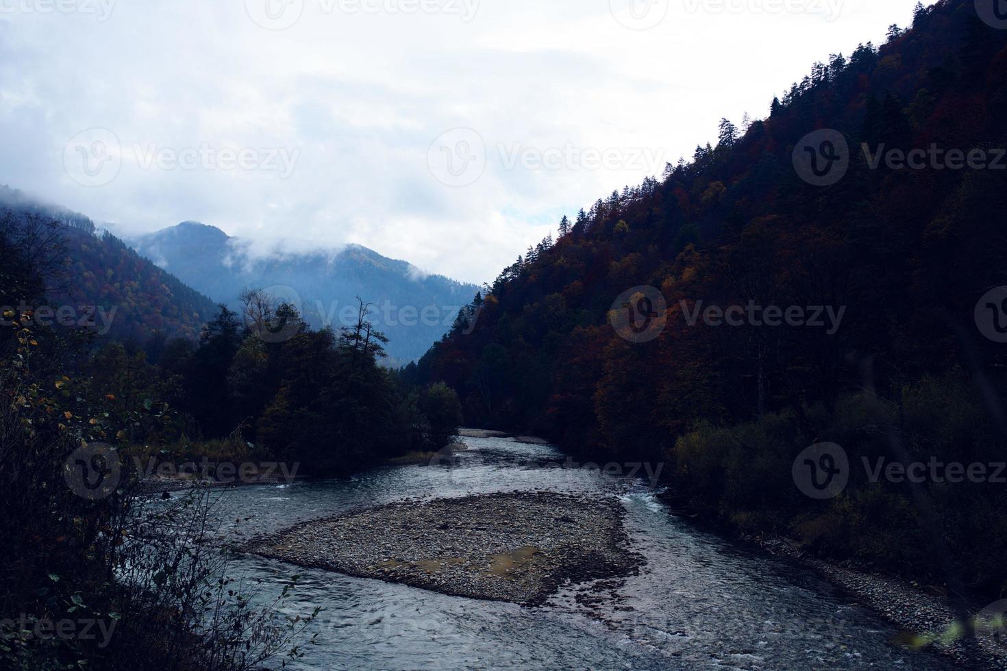 hoch Wald Berge Herbst Fluss schön Landschaft foto