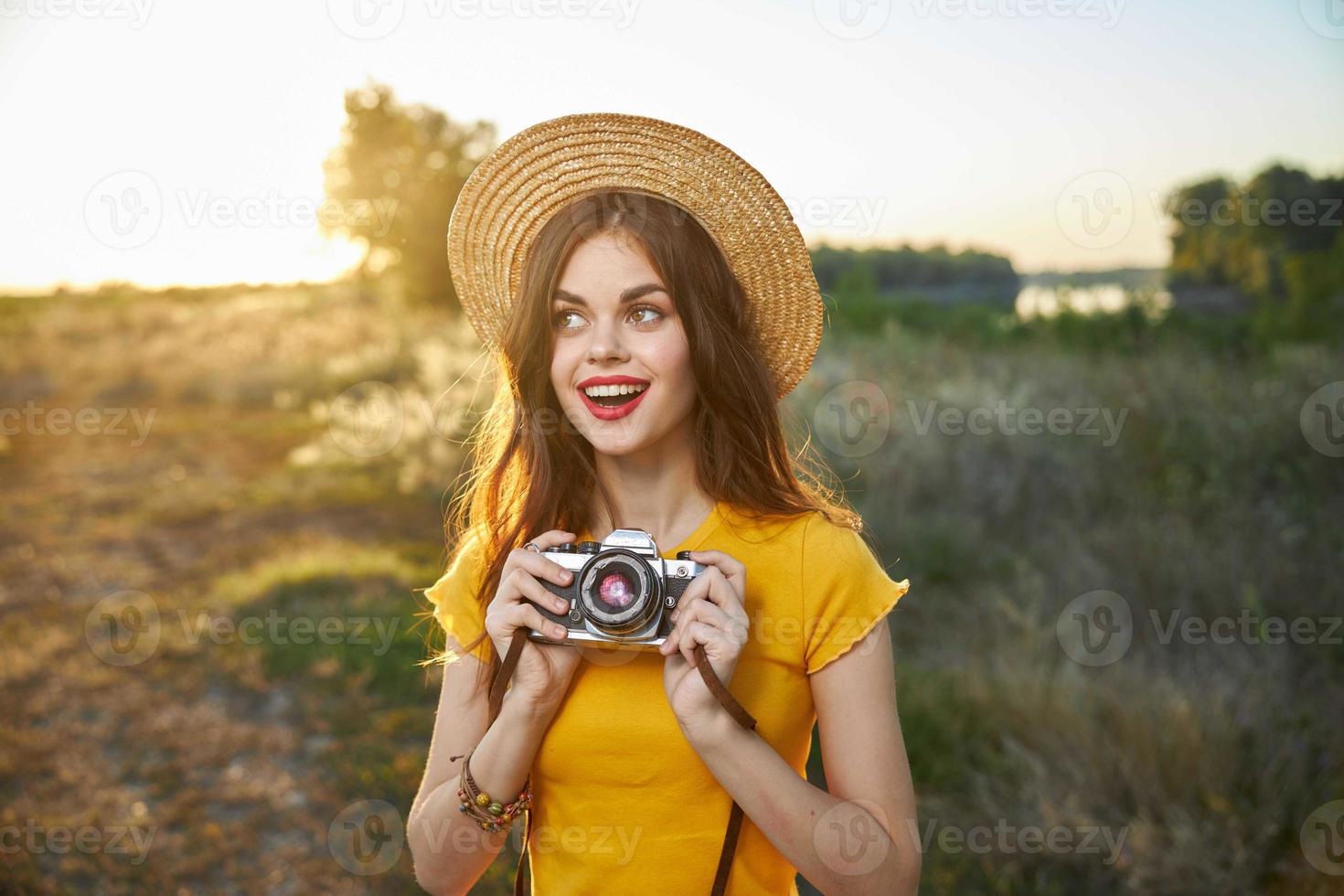 Frau Fotograf mit Kamera im Hände ein Schnappschuss von Natur foto