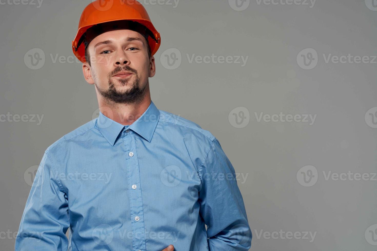 Mann im Konstruktion Uniform Blaupausen Baumeister Licht Hintergrund foto