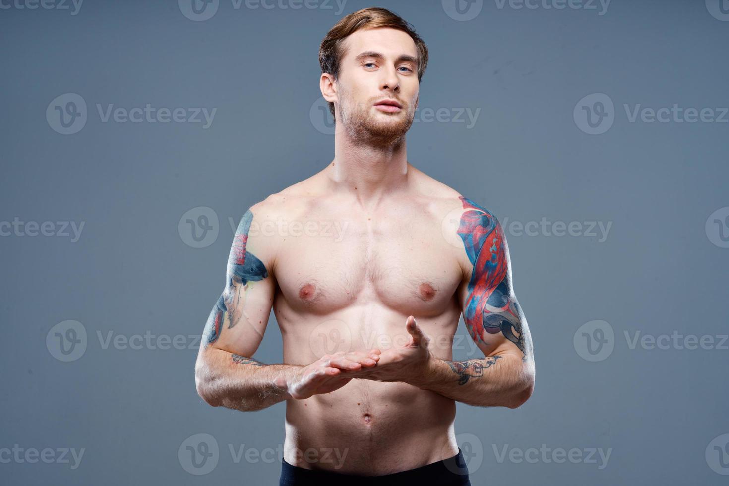 sportlich Mann und Bodybuilder Fitness Muskel Muskel tätowieren Modell- foto