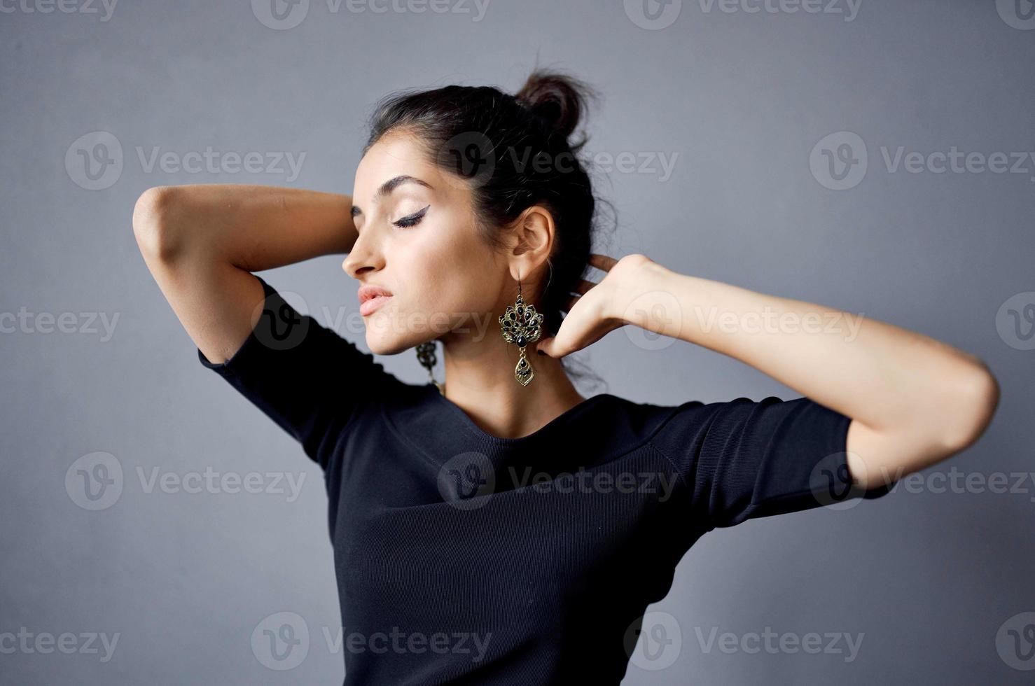 ziemlich Frau posieren Modell- attraktiv aussehen Dekoration Lächeln dunkel Hintergrund foto