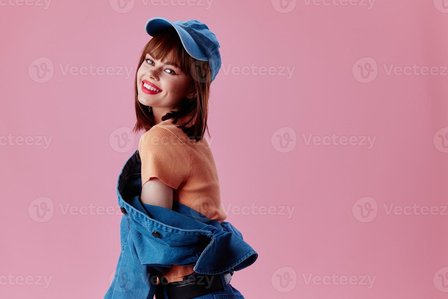 schön modisch Mädchen stilvoll Denim Kleidung posieren Rosa Hintergrund unverändert foto