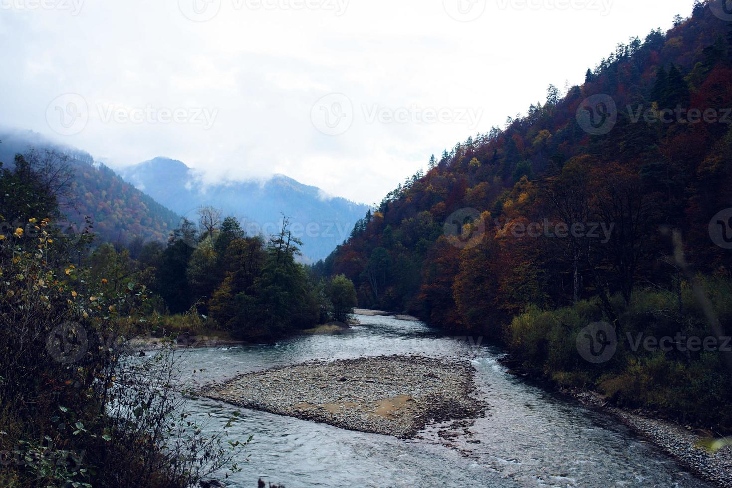 hoch Wald Berge Herbst Fluss schön Landschaft foto