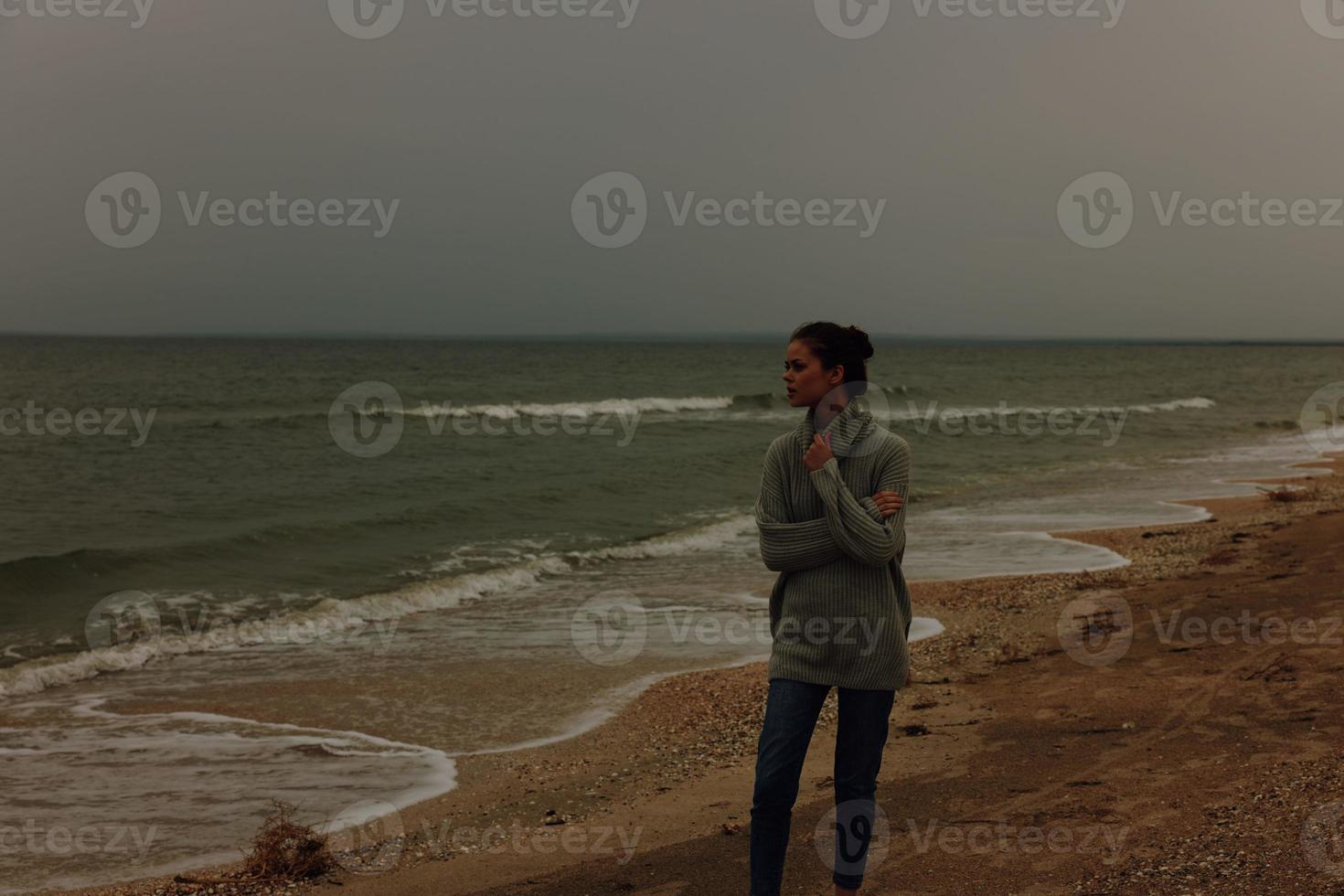 Frau rot Haar im ein Sweatshirt durch das Ozean glücklich weiblich entspannend foto