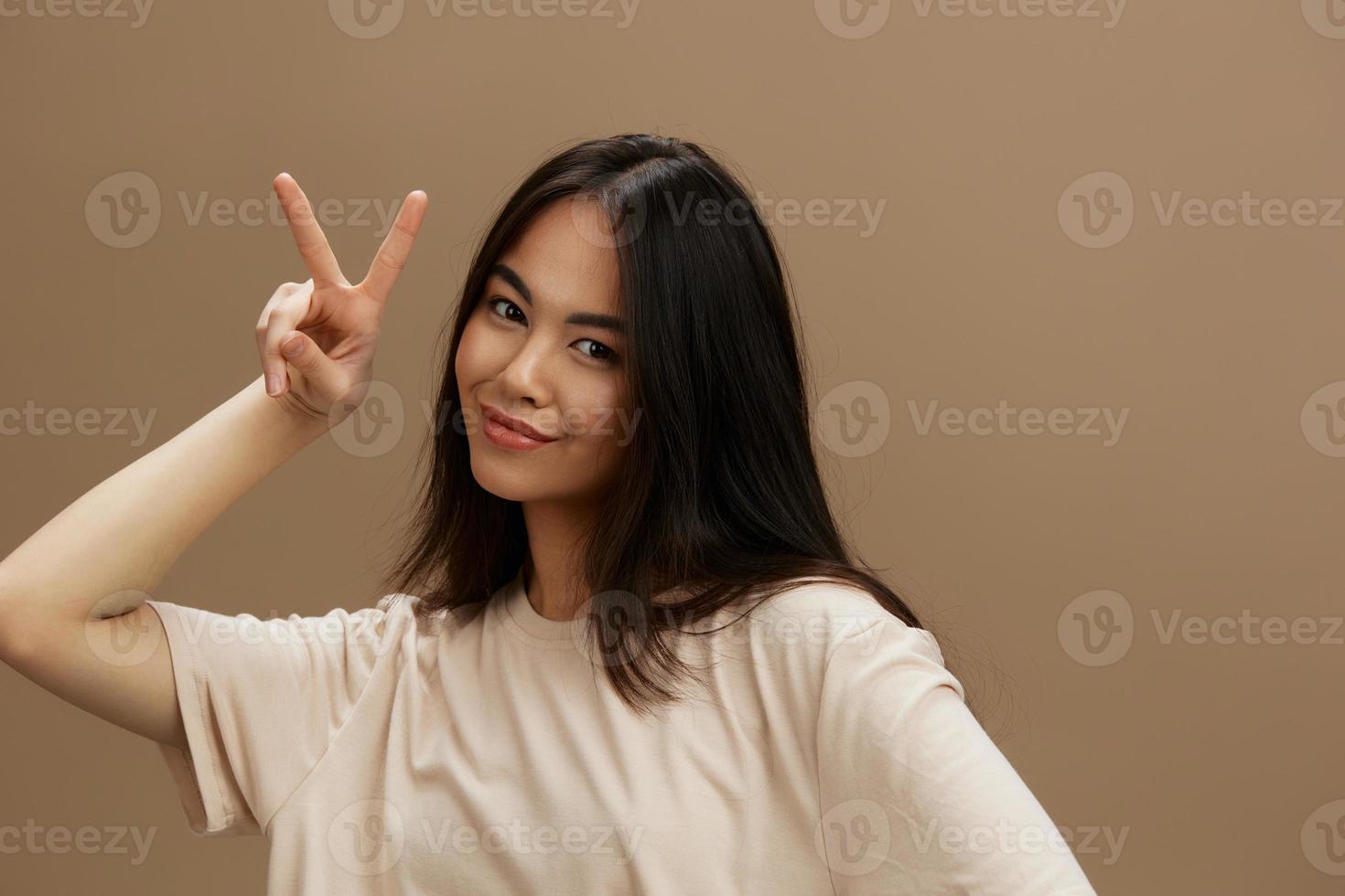 schön Frau im ein Beige T-Shirt posieren Kleidung Mode Studio Modell- foto